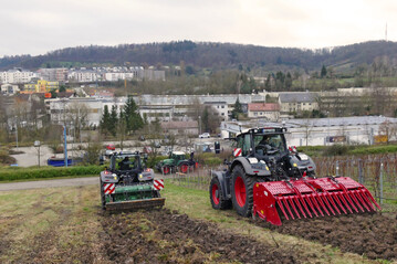 Links im Bild das Abbruchlockerungsgert MM100 und rechts die Spatenmaschine von Tortella Modell 505. Beide Maschinen wurden von ecoTech Stuttgart zur Verfgung gestellt.