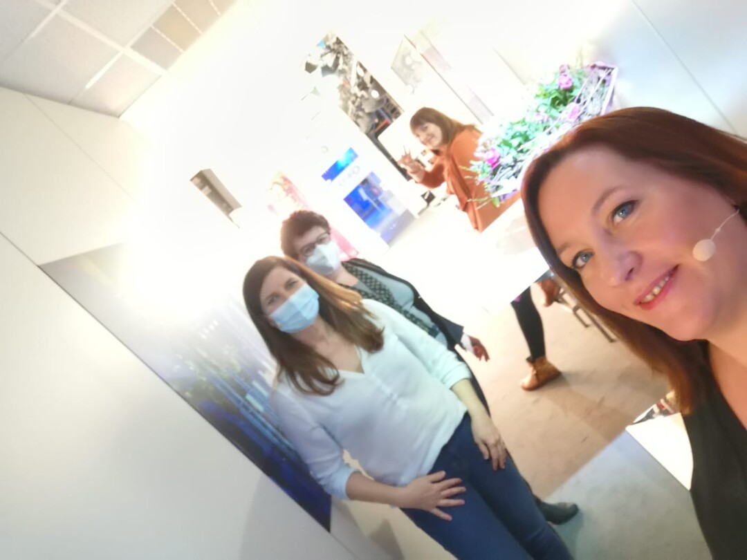     Vinissima hinter der Bhne: Vorne Jennifer Henne-Bartz, links daneben Stefanie Dreiigacker, dahinter Beirtin Birgit Oesterle und Julia Weckbecker, Schriftfhrerin von Vinissima. 