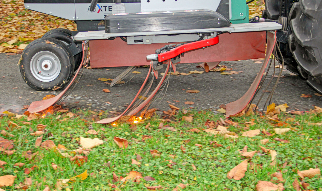 Tastversuch der elektrischen Beikrautbekämpfung – ein spannungsgeladenes Geschäft.