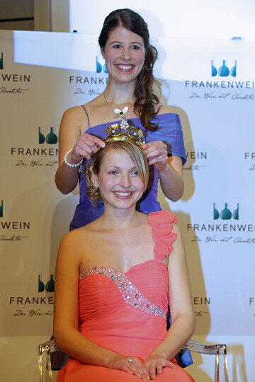 Die amtierende Frnkische Weinknigin Marion Wunderlich wurde im Mrz 2013 von ihrer Vorgngerin Melanie Dietrich gekrnt.