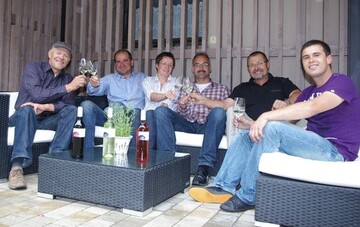Die Mitglieder der Winzergruppe der franke stimmten sich in der Sommerlounge schon einmal auf das bevorstehende Sommerfest des Bundesprsidenten in Berlin, wo sie ihre Weine ausschenken werden, ein. Von links: Michael Blendel aus Escherndorf, Peter Gtz aus Zell am Ebersberg, Tanja Voll aus Escherndorf, Udo Engelhardt aus Rttingen sowie Reiner und Martin Mlein aus Zeilitzheim. 