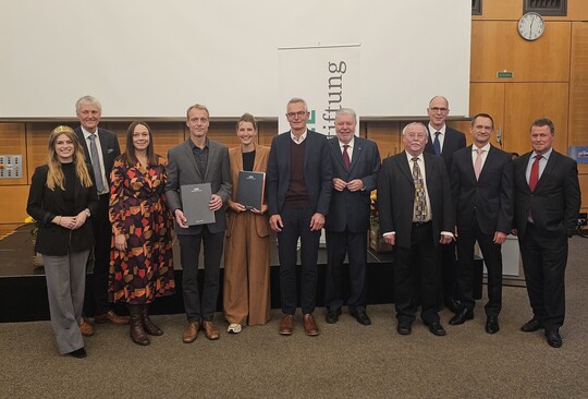 Gruppenfoto (v.l.): Charlotte Weihl (85. Pflzische Weinknigin), Prof. Dr. Ulrich Fischer, Prof. Dr. Laura Ehm, Martin Ladach, Pauline Baumberger-Brand, Frederikus Holtus (Haniel Stiftung), Kurt Beck, Dr. Siegfried Englert (Staatssekretr a. D.), Prof. Dr. Gunther Piller, Prof. Dr. Marc Dreler und Dr. Rupert Antes (Haniel Stiftung).