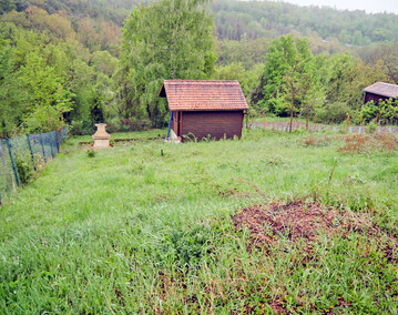Zustand der Flche vor Beginn der geplanten Manahmen. Im Vordergrund ist die Flche fr die Neuanpflanzung zu sehen, im hinteren Bildbereich das Weinbergshuschen mit der unten angrenzenden Wiesenflche. Am rechten Bildrand erkennt man die bereits bestehende Rebflche, links begrenzt ein Maschendrahtzaun das Nachbargrundstck.