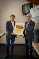 Norbert Müller (DLR Mosel) überreicht dem zweiten Beigeordneten Ulrich Oster die Urkunde zum Klottener Leuchtpunkt.