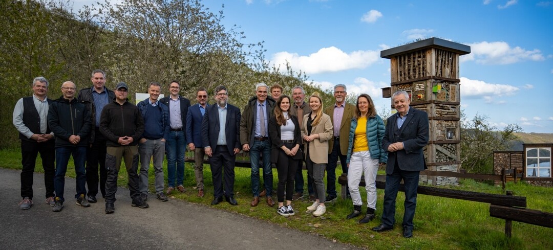 Die Leuchtpunktauszeichnung Mittelmosel-Umlaufberge kommt gut bei den politischen Mandatsträgern und den Bürgern an (v.l): Hans-Theo Loosen (Winzer Klotten), Harald Bacher (Ferienland Cochem), Thomas Kalff (Mosellandtouristik GmbH), Patrick Knobloch (Winzer Kotten), Walter Clüsserath (Weinbauverband), Tobias Nelius (DLR Mosel), Wolfgang Treis (SGD Nord), Wolfgang Lambertz (VG Cochem), Norbert Müller (DLR Mosel), Ulrich Oster (Beigeordneter Klotten), Lea Pinkau (Weinprinzessin), Manfred Weinand (Die Jungen Alten), Amelie Fritschle (Weinkönigin), Paul Fuhrmann (Die Jungen Alten), Simone Münich (Naturerlebnisbegleiterin) und Manfred Schnur (Kreis Cochem-Zell).
