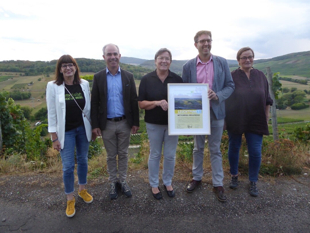 Über die Auszeichnung des Leuchtpunktes Mittelmosel-Umlaufberge freuen sich Jutta Blatzheim-Roegler (MdL), Markus Fries, Mechthild Braun, Torben Alles (stellv. Dienststellenleiter DLR Mosel) und Sibylle von Schuckmann-Karp (v.l.)