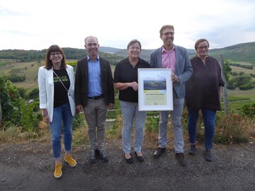 ber die Auszeichnung des Leuchtpunktes Mittelmosel-Umlaufberge freuen sich Jutta Blatzheim-Roegler (MdL), Markus Fries, Mechthild Braun, Torben Alles (stellv. Dienststellenleiter DLR Mosel) und Sibylle von Schuckmann-Karp (v.l.)