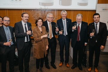Von links: Romain Pierron, UHA Colmar; Prof. Dr. Peter Mudra, Prsident der Hochschule fr Wirtschaft und Gesellschaft Ludwigshafen; Malu Dreyer, Ministerprsidentin Rheinland-Pfalz; Dr. Gnter Hoos, Direktor DLR Rheinpfalz; Prof. Dr. Ulrich Fischer, Institutsleiter Weinbau und Oenologie DLR Rheinpfalz; Kurt Beck, Ministerprsident Rheinland-Pfalz a.D.; Prof. Dr. Dominik Durner, Studiengangsleiter Dualer Studiengang Weinbau und Oenologie. 