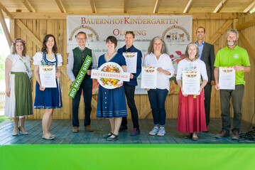  Gruppenfoto der Auszeichnung der schnsten Bio-Erlebnistage : v.l.n.r: die Bayerische Bio-Knigin Annalena I., Elisabeth Waldeck, LV-Vorsitzender Hubert Heigl, LV-Geschftsfhrerin Cordula Rutz, Marc Schller, Friederike Becker, Angelika Christ, Ministerialrat Wolfgang Wintzer und Thomas Reese.