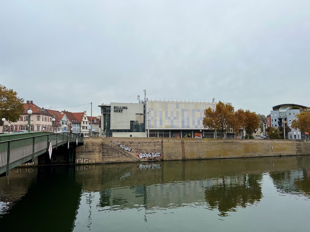 Der Blick ber den Neckar bis zu einem Firmengebude der Rilling Sektkellerei.