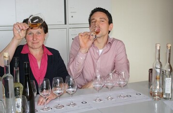 Auge, Nase, Zunge,  ein guter Obstbrand braucht drei Sinne, um ihn zu entdecken. Genau wie der Wein. Die angehenden Brenner Anni Reichold aus Leutenbach in der Frnkischen Schweiz und Johannes Nickel aus Nordheim am Main haben ihre Sensorikprfung in der Bayerischen Landesanstalt fr Weinbau und Gartenbau bestanden. Demnchst folgt die praktische Prfung in Deutenkofen