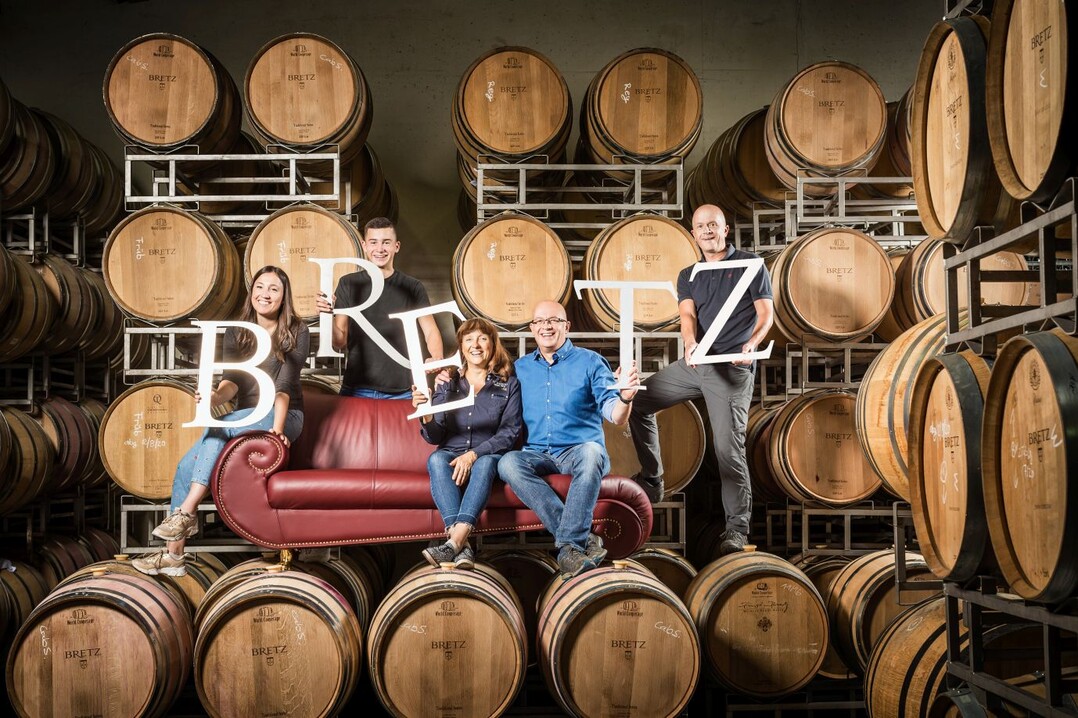 Bundesehrenpreis in Gold und Weinerzeuger des Jahres
Weingut Ernst Bretz, Bechtolsheim (Rheinhessen):
Victoria Bretz (Tochter von Horst und Heike), Valentin Bretz (Sohn von Horst und Heike), Heike und Horst Bretz, Harald Bretz (v. l.).
  
