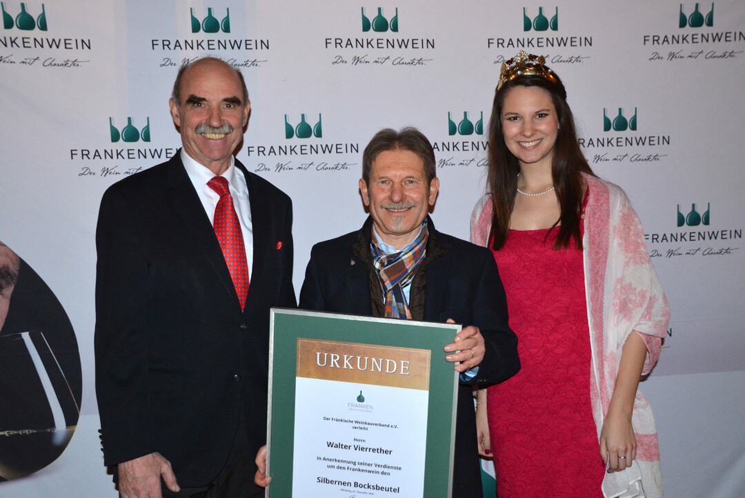 Weinbauprsident Artur Steinmann  und Weinknigin Christina Schneider  zeichneten Walter Vierrether mit  dem Silbernen Bocksbeutel aus. 