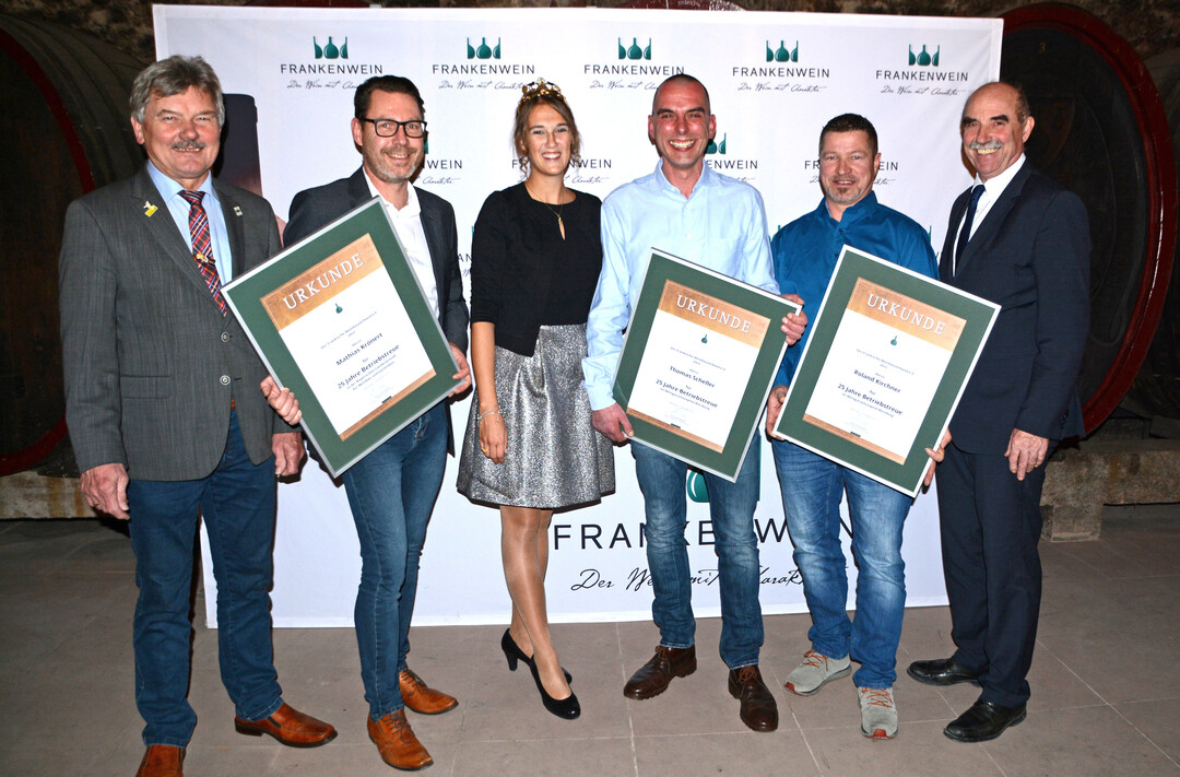 Fr 25 Jahre Betriebstreue wurden Mathias Krnert (LWG), Thomas Scheller (Juliusspital) und Roland Kirchner (Juliusspital) geehrt (von links). Es gratulierten Vizeprsident Bruno Kohlmann (l.), Weinknigin Silena Werner (Mitte) und Weinbauprsident Artur Steinmann (r.)   Weitere Jubilare, die beim Ehrungsabend nicht anwesend sein konnten sind Karl Schopf (GWF) und Frank Schnig (Weingut Artur Steinmann). 