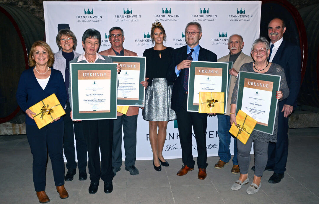 Zum Ende ihrer Berufslaufbahn erhielten auch Barbara Stach (LWG), Erna Schindler (LWG), Agatha Kaltenbach (Divino), Gnter Flammersberger (LWG), Bernhard Brand (GWF), Eberhard Grebner (LWG) und Gisela Melchior (GWF) vom Weinbauverband eine Ehrenurkunde und ein Buchprsent (von links). Am Ehrungsabend nicht mit dabei sein konnte Doris Mohr (LWG).    Das groe Engagement der langjhrigen Weinbauvereinsvorsitzenden Werner Hfling (Euenheim) und Bruno Buchen (Ippesheim) wird im Nachhinein mit einer Urkunde und einem Prsent belohnt werden, da beide am Ehrenabend nicht teilnehmen konnten. 