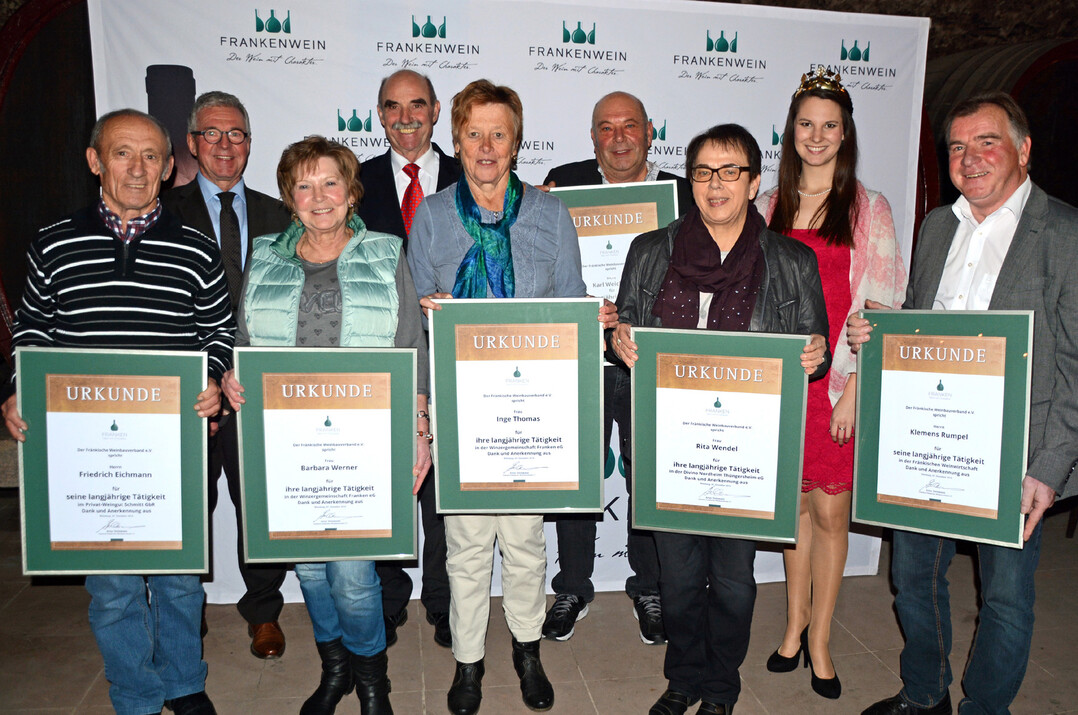 Zum Ende ihrer Berufslaufbahn erhielten auch Friedrich Eichmann (Privat-Weingut Schmitt), Barbara Werner (GWF), Inge Thomas (GWF), Karl Weickert (Divino), Rita Wendel (Divino) und Klemens Rumpel (Brgerspital u. Weingut Schloss Saaleck) eine Ehrenurkunde des Verbandes (von links). Am Ehrungsabend nicht mit dabei sein konnte Urban Borst (Divino).  