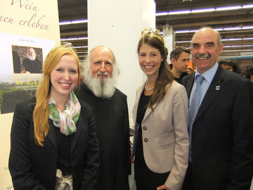 Die Deutsche Weinknigin Julia Bertram, Pater Anselm Grn, die Frnkische Weinknigin Melanie Dietrich und Artur Steinmann, Prsident des Frnkischen Weinbauverbands e.V. bei der Buchvorstellung auf der Frankfurter Buchmesse.