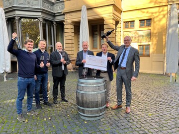 In der Wein Villa wird traditionell die neue Abfllung des Brgerweins vorgestellt (v.l.n.r.): Daniel Drautz (WG Heilbronn), Bjrn Heinrich (Weingut G.A. Heinrich), Arne Maier (WG Heilbronn), Karl Schuble (Heilbronner Brgerstiftung), Nico Weinmann (Verkehrsverein Heilbronn) und Steffen Schoch (Heilbronn Marketing GmbH).