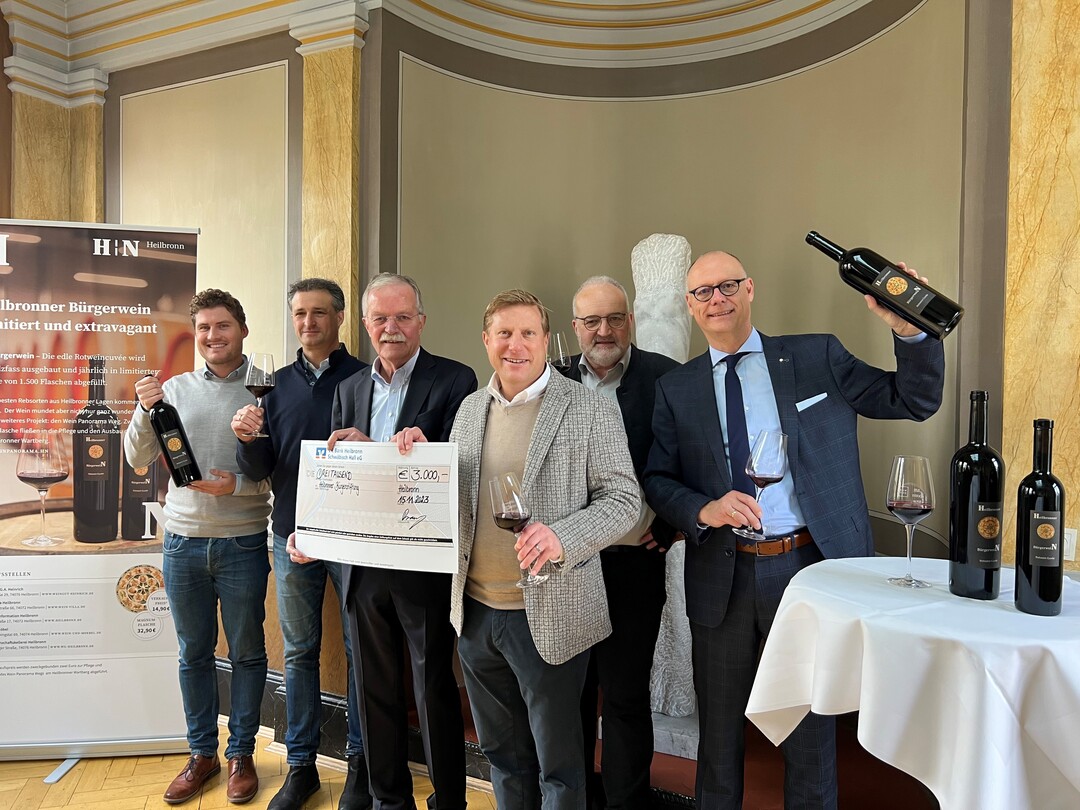 Der neue Bürgerwein ist da (v.l.): Daniel Drautz (WG Heilbronn), Björn Heinrich (G.A. Heinrich), Karl Schäuble (Heilbronner Bürgerstiftung), Nico Weinmann (Heilbronner Verkehrsverein), Arne Maier (WG Heilbronn), Steffen Schoch (Heilbronn Marketing GmbH).