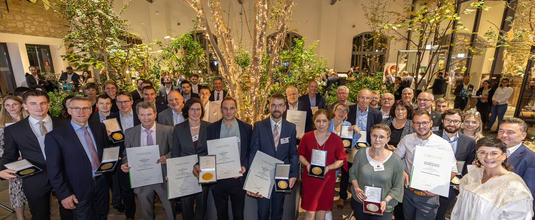 Bundesehrenpreistrger Wein 2023: Ministerialdirigentin Dr. Bettina Hartwig und DLG-Vizeprsidentin Prof. Dr. Katharina Riehn berreichten Urkunde und Medaillen gemeinsam mit DWV-Vizeprsident Thomas Walz und der Deutschen Weinknigin Eva Brockmann an die Bundesehrenpreistrger 2023.