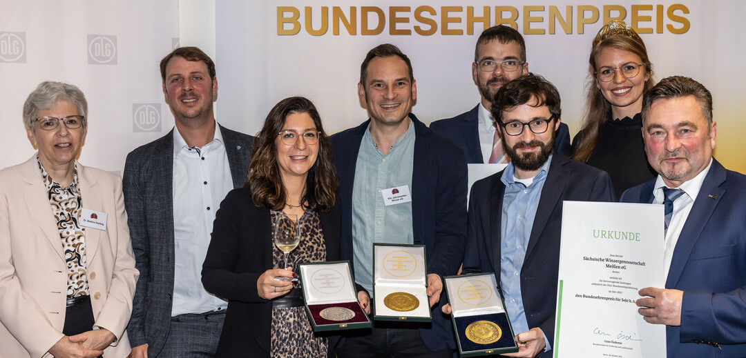 Bundesehrenpreisträger Sekt 2023: Ministerialdirigentin Dr. Bettina Hartwig und DLG-Vizepräsidentin Prof. Dr. Katharina Riehn überreichten Urkunde und Medaillen gemeinsam mit DWV-Vizepräsident Thomas Walz und der Deutschen Weinkönigin Eva Brockmann an die Bundesehrenpreisträger 2023.