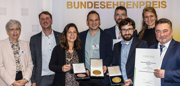 Bundesehrenpreistrger Sekt 2023: Ministerialdirigentin Dr. Bettina Hartwig und DLG-Vizeprsidentin Prof. Dr. Katharina Riehn berreichten Urkunde und Medaillen gemeinsam mit DWV-Vizeprsident Thomas Walz und der Deutschen Weinknigin Eva Brockmann an die Bundesehrenpreistrger 2023.