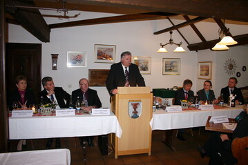 Lob fr die EU-Frderpolitik  Sorgen wegen Thema Anbaustopp: Wrttembergs Weinbauverbandsprsident Hermann Hohl trug in Durbach die Anliegen des heimischen Berufsstandes vor. Im Bild zudem (von links): Friedlinde Gurr-Hirsch (Staatssekretrin MLR), Gnther Oettinger (EU-Kommissar Energie), Kilian Schneider (Prsident Badischer Weinbauverband), Dacian Ciolos (EU-Kommissar Landwirtschaft), Florina Haberstroh-Bogdan, bersetzerin, und Hausherr Prinz Michael von Baden.