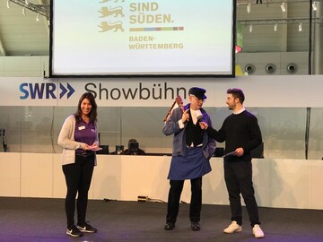Grit Seber-Kraft und Wolfgang Keimp mit dem SWR-Moderator.