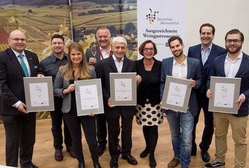 Otto J. Vlker(Geschftsfhrer Selters) berreicht den Preistrgern die Urkunden (von links): Markus Troll, Isabell Lerch, Thomas Lerch (Panoramahotel Oberjoch), Heinrich und Susanne Breuer (Breuer"s Rdesheimer Schloss), Pascal Kunert (Restaurant Reinstoff), Gerhard Retter und Willi Schlgel (Cordobar).