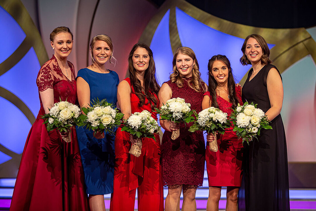 Die strahlenden Finalistinnen (v. l.): Laura Gerhardt (Mosel), Julia Sophie Bcklen (Wrttemberg), Angelina Vogt (Nahe), Katharina Bausch (Rheingau), Carolin Hillenbrand (Hessische Bergstrae) und Miriam Kaltenbach (Baden).