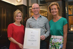 Die Deutsche Weinkönigin (links) und Monika Reule (rechts) freuen sich mit Holger Willy (JupiterWeinkeller) über die Auszeichnung.