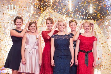 Die Krnung des Abends: Katharina Staab darf sich nun endlich Deutsche Weinknigin nennen. Sie tritt damit in die Fustapfen der letzten Weinknigin, Lena Endesfelder. Mara Walz (Wrttemberg) und Christina Schneider (Franken) berreichen ihre Krnchen an ihre Nachfolgerinnen Laura Lahm aus Rheinhessen und Charlotte Freiberger von der Hessischen Bergstrae. 