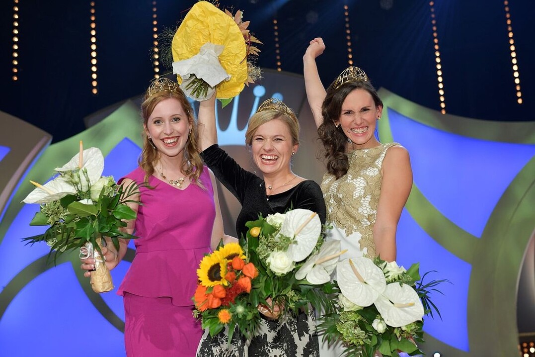 Als neue Deutsche Weinprinzessinnen komplettieren Klara Zehnder aus Franken (links) und Inga Storck aus der Pfalz (rechts) das Hoheiten-Trio. 