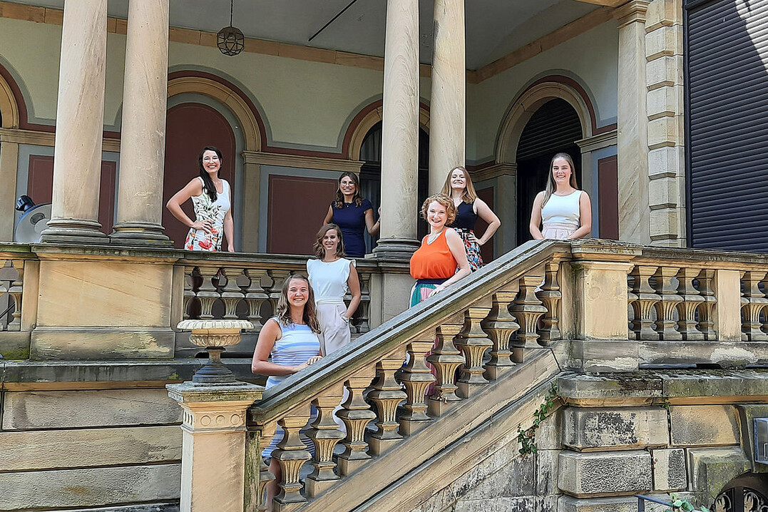 Gruppenfoto vor der Villa Böhm: Dieses Jahr stellen sich sieben der 13 Gebietsweinköniginnen der Wahl zur Deutschen Weinkönigin. Die übrigen sechs Kandidaten verlängern coronabedingt ihr Amtsjahr im Gebiet um ein Jahr.