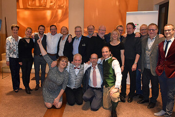 Die ersten "German Wine Professionals" wurden nun durch die DWI-Geschftsfhrerin Monika Reule (l.) und Kursleiter Manuel Bretschi (r.) geehrt. 