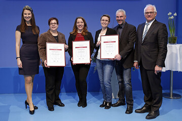 Die Besten Regent-Erzeuger 2016 zusammen mit der Deutschen Weinprinzessin Christina Schneider (links) und Staatssekretr Peter Bleser (rechts).