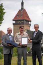 V.l.: Prof. Dr. Reinhard Töpfer (Leiter der JKI-Rebenzüchtung), Preisträger Prof. Dr. Jochen Bogs und Dr. Andreas Kortekamp (2. Vorsitzender Förderer und Freunde des Instituts für Rebenzüchtung Geilweilerhof e.V.)