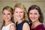 Die Deutsche Weinkönigin Janina Huhn (Mitte) und ihre Prinzessinnen Judith Dorst (links) und Kathrin Schnitzius mit den neuen Kronen.