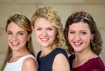Die Deutsche Weinknigin Janina Huhn (Mitte) und ihre Prinzessinnen Judith Dorst (links) und Kathrin Schnitzius mit den neuen Kronen.