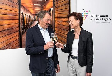 Mitte April wurde der Verwaltungs- und Aufsichtsratsvorsitzende des Deutschen Weinfonds (DWF), Norbert Weber, verabschiedet.
