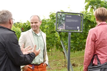 Der Staatssekretr war sehr angetan von der Philosophie und der Arbeit auf dem Weingut Zahn.