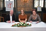 Die frisch gewählte Deutsche Weinkönigin Lena Endesfelder (Mitte) freut sich auf ihre neue zusätzliche Funktion als Schirmherrin des Vereins Wine Saves Life (links Joachim Binz, 1. Vorsitzender des Vorstands von Wine Saves Life und rechts DWI-Geschäftsführerin Monika Reule).