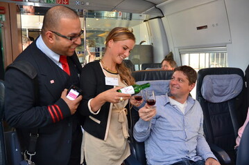 Die Deutsche Weinknigin Annika Strebel stellte unlngst auf der Fahrt zu einer Weinprsentation in Amsterdam die neue DB-Weinkollektion vor 