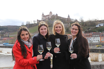 Von links: Die Deutsche Weinprinzessin Carolin Hillenbrand (Hessische Bergstrae), Frnkische Weinknigin Carolin Meyer, Deutsche Weinprinzessin Julia Sophie Bcklen (Wrttemberg) und Deutsche Weinknigin Angelina Vogt (Nahe) beim Brckenschoppen auf der Wrzburger Alten Mainbrcke.
