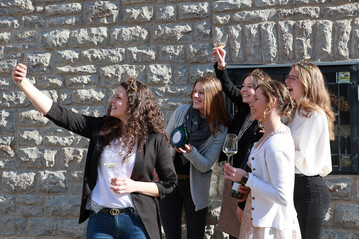 Noch schnell ein Selfie machen (v.l.n.r.): Die Deutsche Weinknigin Katrin Lang sowie die Deutschen Weinprinzessinnen Luise Bhme und Juliane Schfer, die Sommeracher Weinprinzessin Anna-Lena Zehnter und die 65. Frnkische Weinknigin Eva Brockmann.