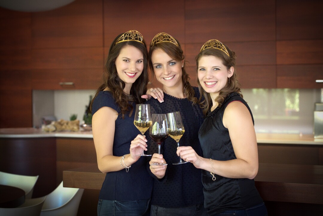 Deutsche Weinhoheiten (von links) Christina Schneider, Lena Endesfelder und Mara Walz.