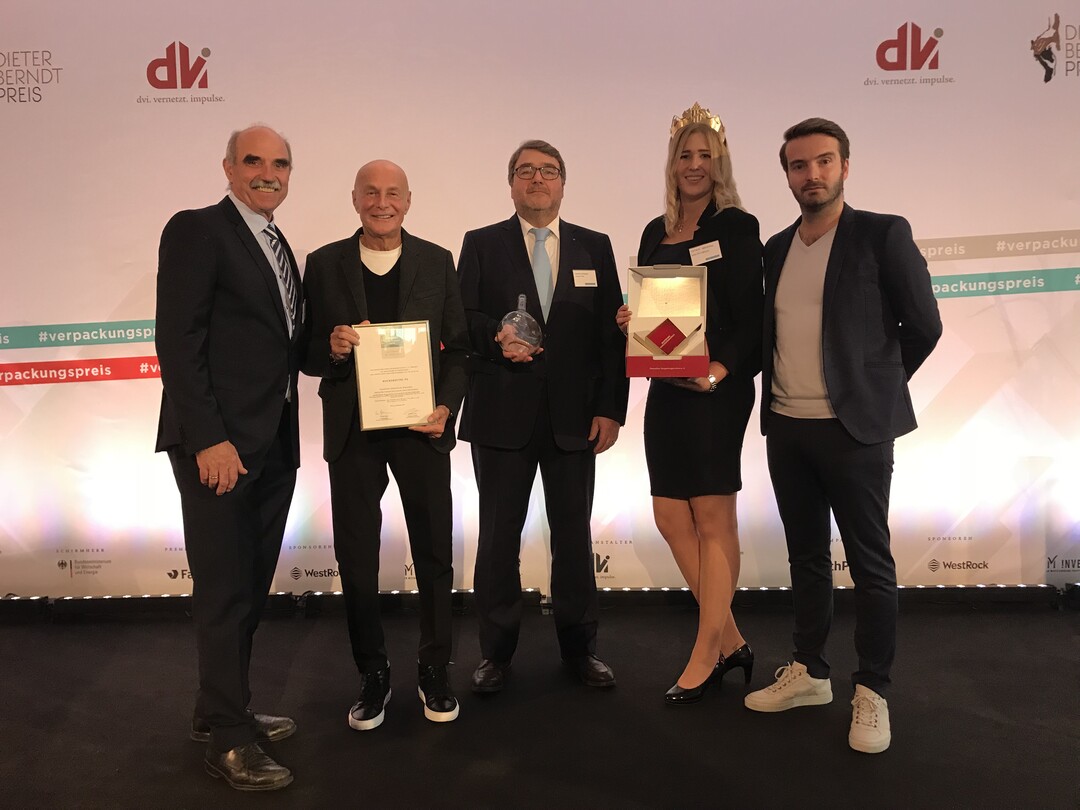 Strahlende Gesichter bei der Übergabe des Deutschen Verpackungspreises in Gold: Artur Steinmann (Präsident Fränkischer Weinbauverband e.V.), Designer Peter Schmidt (PSBZ GmbH), Nikolaus Wiegand (Geschäftsführer Wiegand-Glas GmbH), Weinprinzessin Viktoria Bergmann und Marcel Zandée (PSBZ GmbH).