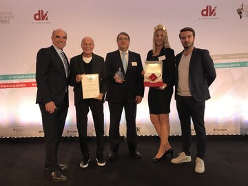 Strahlende Gesichter bei der bergabe des Deutschen Verpackungspreises in Gold: Artur Steinmann (Prsident Frnkischer Weinbauverband e.V.), Designer Peter Schmidt (PSBZ GmbH), Nikolaus Wiegand (Geschftsfhrer Wiegand-Glas GmbH), Weinprinzessin Viktoria Bergmann und Marcel Zande (PSBZ GmbH).