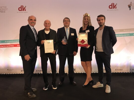Strahlende Gesichter bei der bergabe des Deutschen Verpackungspreises in Gold: Artur Steinmann (Prsident Frnkischer Weinbauverband e.V.), Designer Peter Schmidt (PSBZ GmbH), Nikolaus Wiegand (Geschftsfhrer Wiegand-Glas GmbH), Weinprinzessin Viktoria Bergmann und Marcel Zande (PSBZ GmbH).