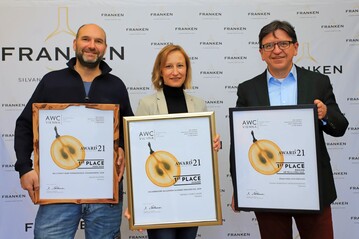 Die drei Trophy-Gewinner aus Franken (v. l. n. r.) Gunter Geiger aus Thngersheim, Sandra Sauer aus Escherndorf und Wendelin
Grass aus Nordheim-Thngersheim mit den Urkunden der awc
vienna. 